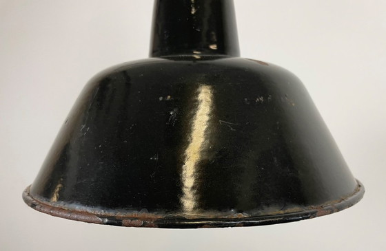 Image 1 of Lámpara industrial de fábrica de esmalte negro con tapa de hierro fundido, década de 1950