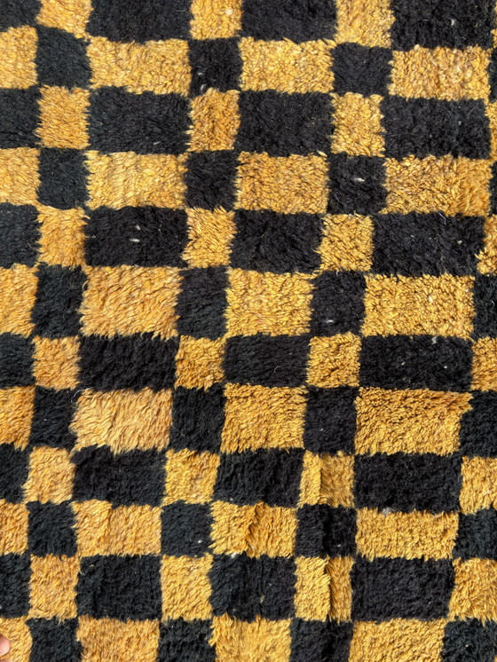 Image 1 of Tapis marocain Mrirt 250x330 cm, Tapis moderne orange et noir, Authentique tapis marocain