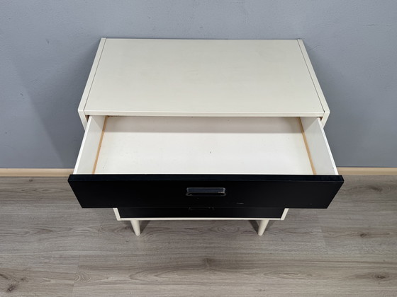 Image 1 of Vintage ladekast in zwart-wit contrast