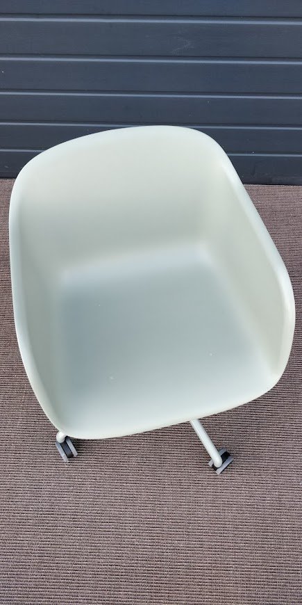 Image 1 of Poltrona Muuto Fiber verde chiaro con base girevole e rotelle