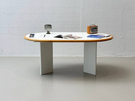 Image 1 of Tavolo da pranzo rotondo bianco, allungabile in legno massiccio