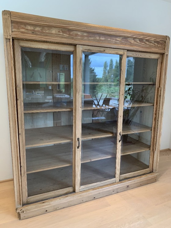 Image 1 of Armario antiguo restaurado para ropa blanca de pino con puertas corredizas de cristal.