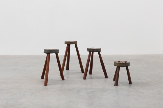 Image 1 of Sgabelli brutalisti francesi del 1850 a treppiede in rovere massiccio con bordo in metallo, set di 4 pezzi