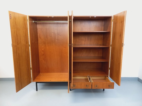 Image 1 of Vintage kledingkast in modernistische stijl van teakhout en metaal uit de jaren 60.