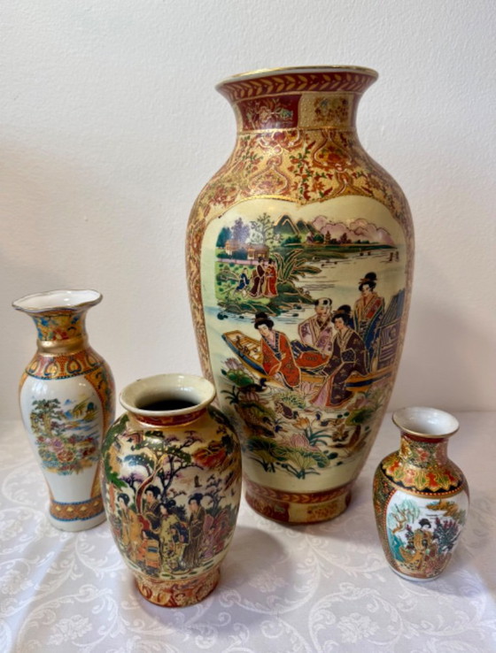 Set di 4 vasi in porcellana stile Satsuma, dipinti a mano con decorazioni dorate, grandi 36 cm – Porcelain (photo 3 of 16)