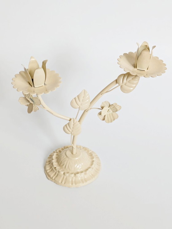 Image 1 of Candelabro italiano vintage in ghisa, floreale bianco crema, adatto a candele a 2 ceri