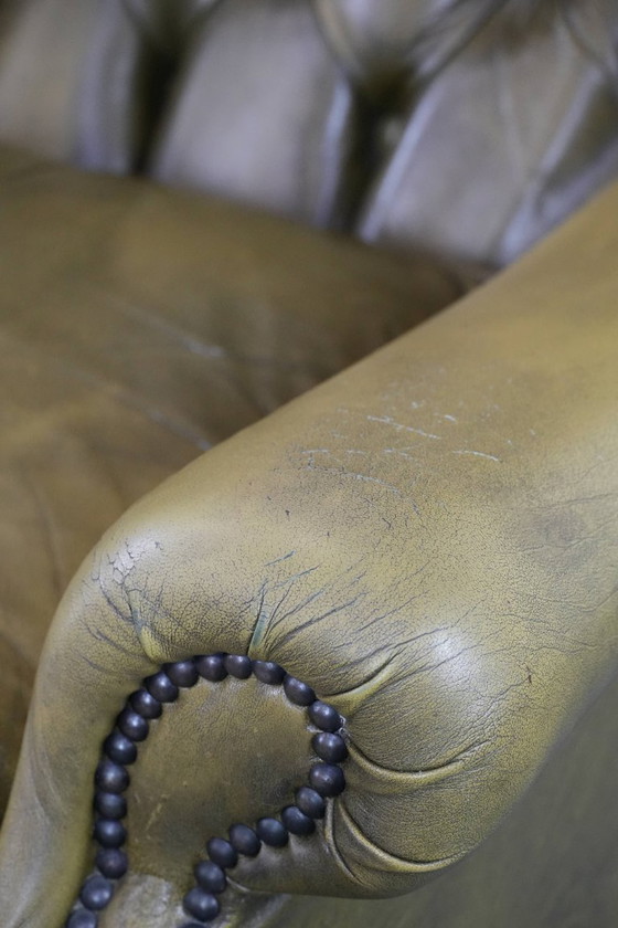 Image 1 of Poltrona Chesterfield con schienale alto in pelle di mucca verde muschio in stile inglese, rifinita con chiodi decorativi