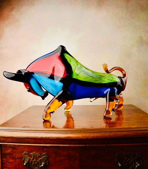 una scultura in vetro di Murano molto grande raffigurante un toro che carica, di colore multicolore, nuova