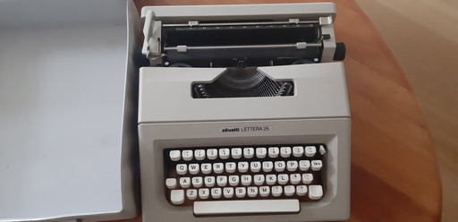 Machine à écrire avec étui Olivetti Lettera 25