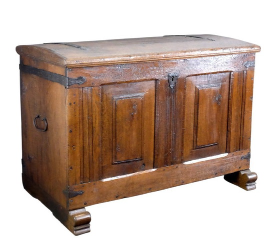 Image 1 of 18de eeuwse Hollandse eikenhouten kist. 