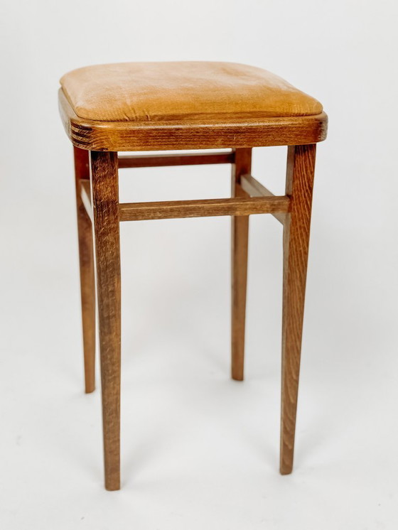 Image 1 of Tabouret vintage en bois avec assise en velours jaune doré