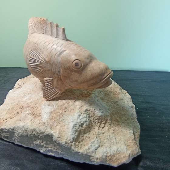 Bellissimo Oggetto Pesce in Legno su Piedistallo in Pietra – Firmato (21 x 15 cm) – Sculture, Stone, Wood (photo 2 of 6)