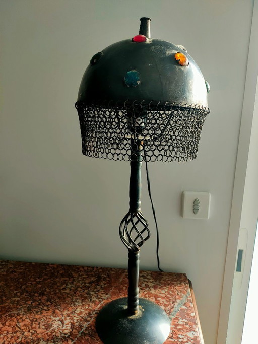 Lámpara de mesa de inspiración medieval