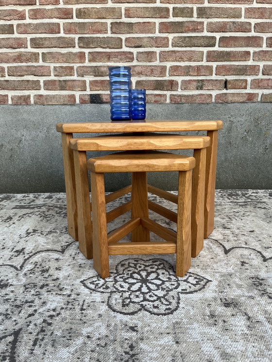 Image 1 of Mini set de tables gigognes en chêne clair vintage brutaliste