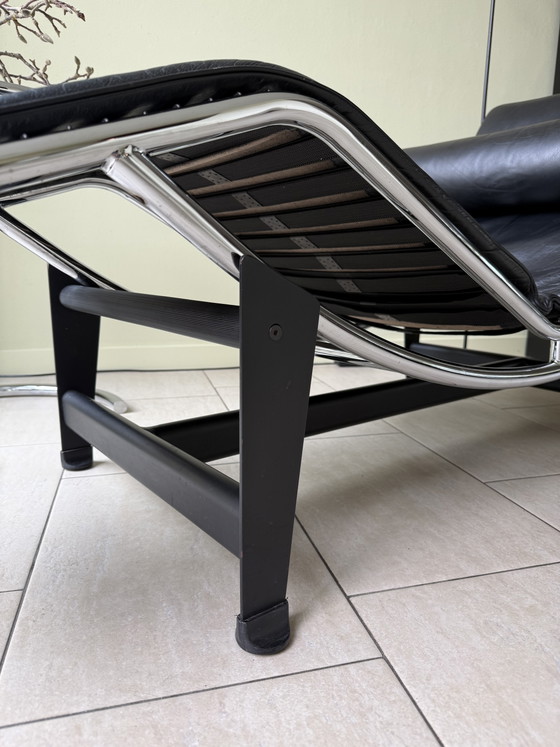Le Corbusier LC4 Stile Chaise longue + Tavolino Eileen Gray Stile ClassiCon – Glass, Leather (photo 4 of 10)