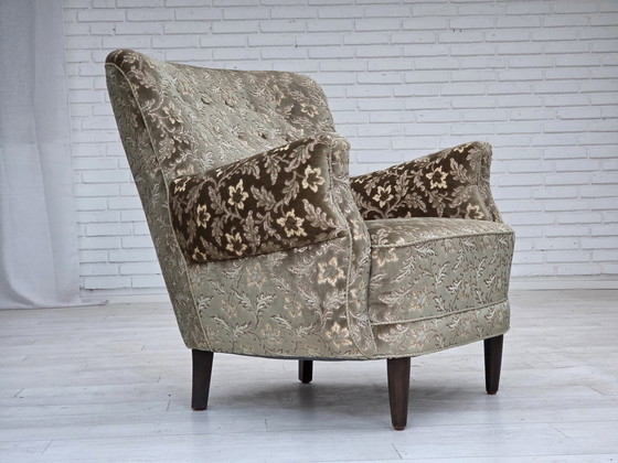 Image 1 of 1960er Jahre, dänischer Sessel, hellgrüner Möbelvelours, Beine aus Teakholz.