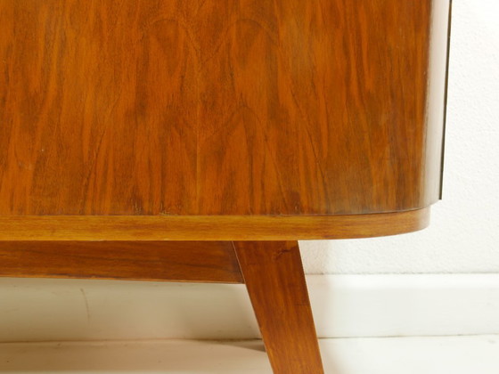 Image 1 of Credenza vintage anni '60, stile moderno di metà secolo, impiallacciatura di noce, cassettiera con chiave, Germania.