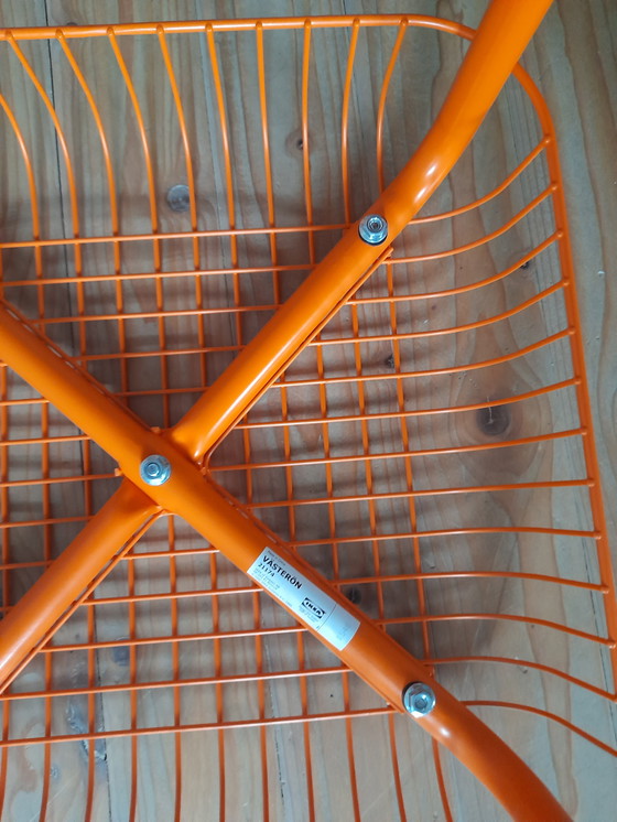 Image 1 of Ein Paar orangefarbene Vasteron-Drahtgitterhocker von Ikea