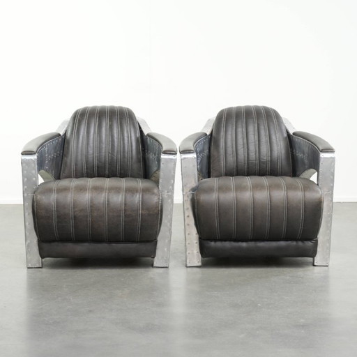 2x robuste, industrietaugliche Sessel im Aviator-Design aus schwarzem Rindsleder mit Aluminiumverzierungen und Nieten