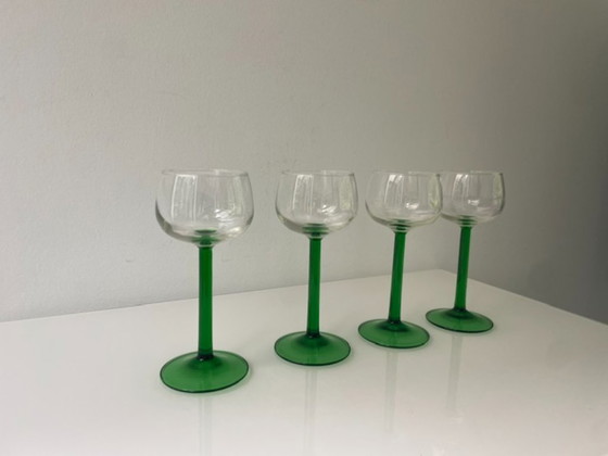Image 1 of Set van 4 vintage Franse voetglazen met groene steel – retro glaswerk