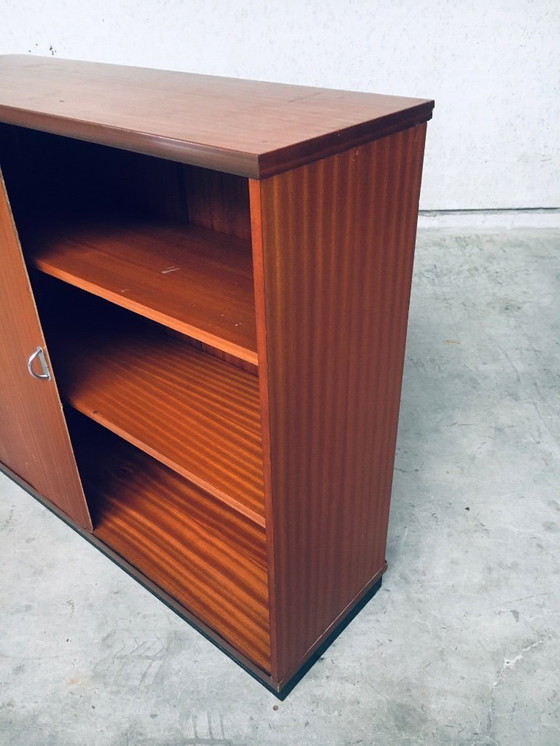 Image 1 of Archivador con puertas correderas de diseño moderno de mediados de siglo, Bélgica, años 60