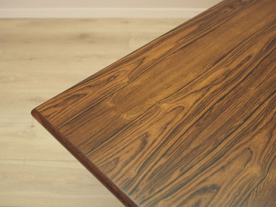 Mesa de centro danesa de palisandro con estante, diseño moderno escandinavo de la década de 1960. (photo 7 of 12)