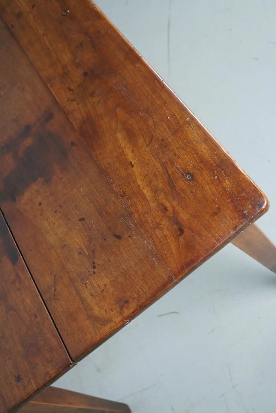 Image 1 of Deze Franse consoletafel werd ontworpen en vervaardigd rond het einde van de 19e eeuw uit marmer en gietijzer. De tafel verkeert