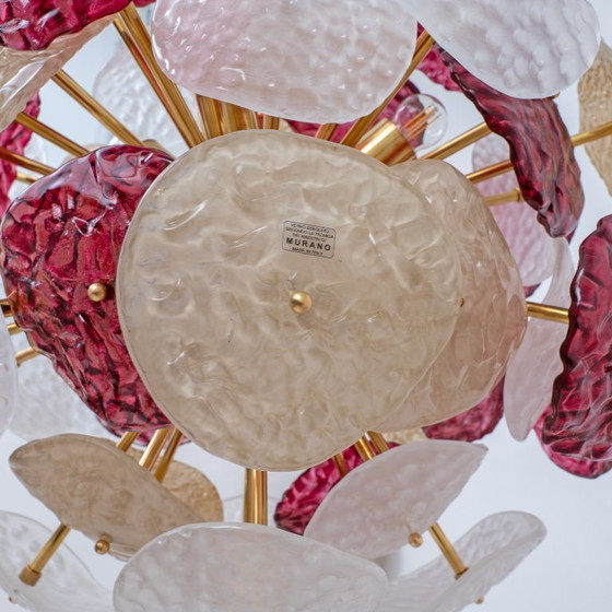 Image 1 of Lampadario Sputnik in vetro di Murano, rosso ciliegia, bianco e champagne, struttura in ottone.