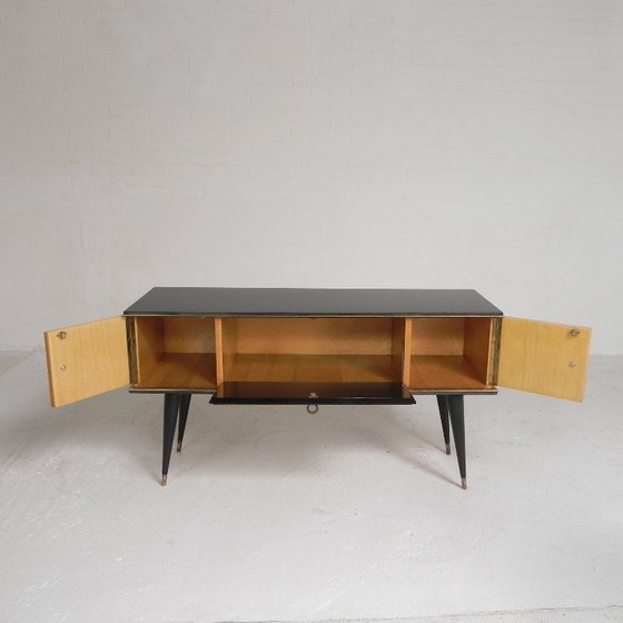 Image 1 of Aparador antiguo con patas cónicas, década de 1950.