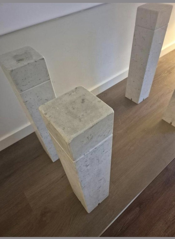 Image 1 of Table de salle à manger vintage avec colonnes en marbre et plateau en verre