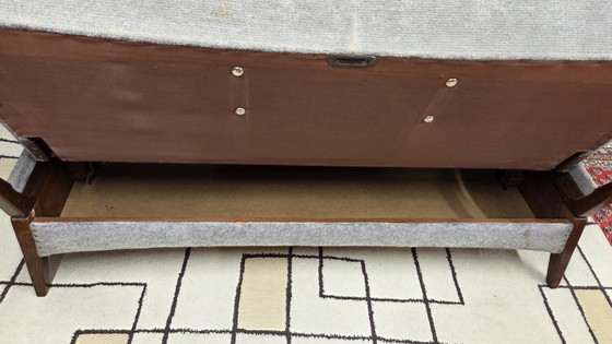 Image 1 of Vintage Scandinavische slaapbank uit de jaren 60/70 – gebeitst hout en tweekleurige stof.