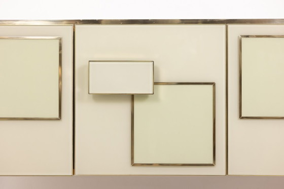 Image 1 of Credenza in vetro opalino color crema e bronzo dorato. Stile contemporaneo.
