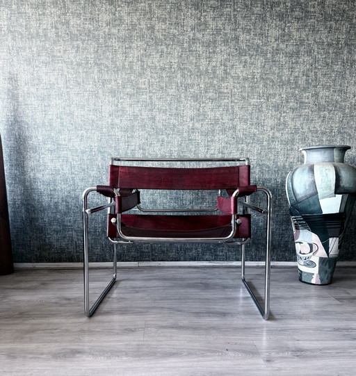 Vintage Wassily-stoel van Marcel Breuer voor Fasem, uitgevoerd in bordeauxrood leer.