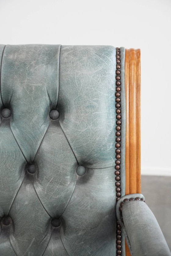 Image 1 of Sedia da ufficio Chesterfield in stile inglese classico con ruote in pelle di mucca azzurra e legno