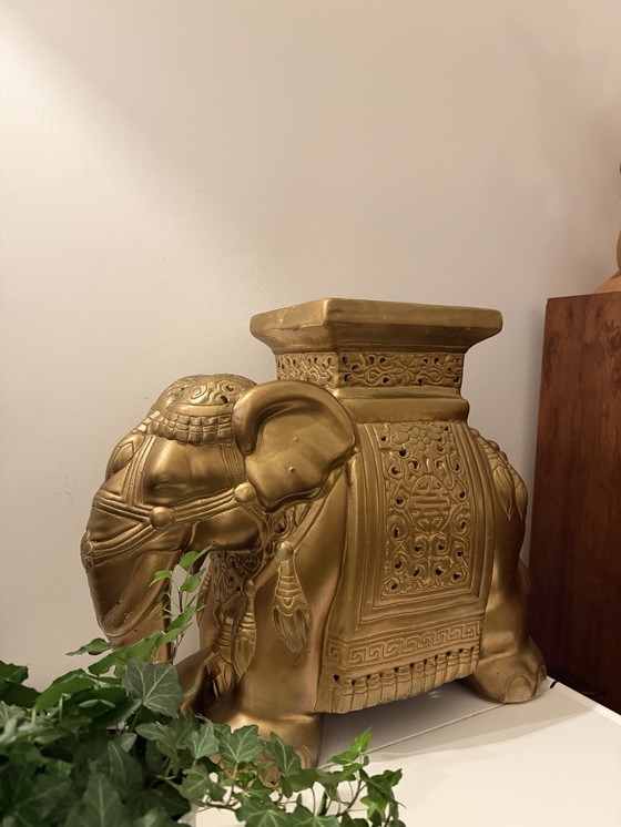 Image 1 of Tavolo per piante con piedistallo a forma di elefante