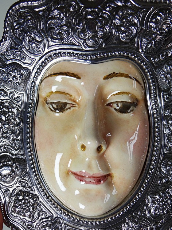 Image 1 of Wandvotiefgeschenk van de Maagd van El Rocío, keramiek en gedreven metaal, Spanje, 20e eeuw