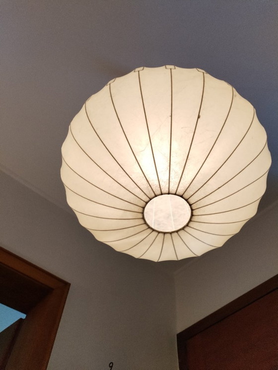 Image 1 of Grote Cocoon tafel-/vloerlamp met gouden rand (55 cm) – jaren 60 – toegeschreven aan Wauer – zeldzame grote versie