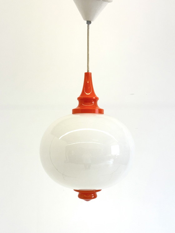 Image 1 of Space Age hanglamp met melkglazen bol en oranje accenten