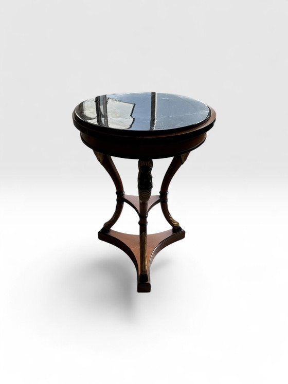 Image 1 of Tavolino d'appoggio a treppiede in stile neoclassico con piano in marmo.