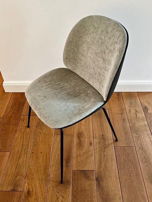 GUBI - "Sedia da pranzo Beetle", in plastica con rivestimento anteriore