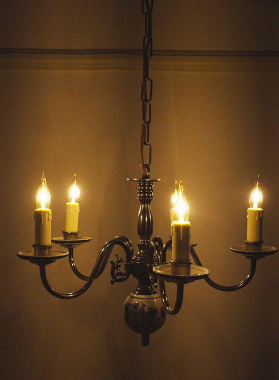 Image 1 of Lustre vintage en porcelaine de Delft bleu et blanc, suspension à 5 bras en céramique hollandaise de style cottagecore.