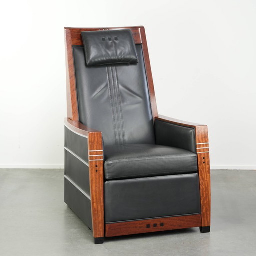 Luxury electrically adjustable Schuitema Art Deco design recliner, model John, from the Decoforma series, with black cow
