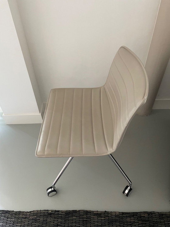 Image 1 of 9x sedie da conferenza Arper Catifa in pelle. 6 beige chiaro, 3 beige