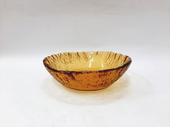 Image 1 of Bol en verre ambré du milieu du siècle avec un motif texturé ressemblant à de l'écorce