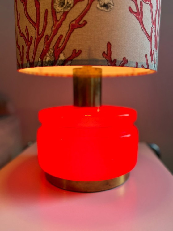 Image 1 of Vintage tafellamp met verlichte glazen voet.