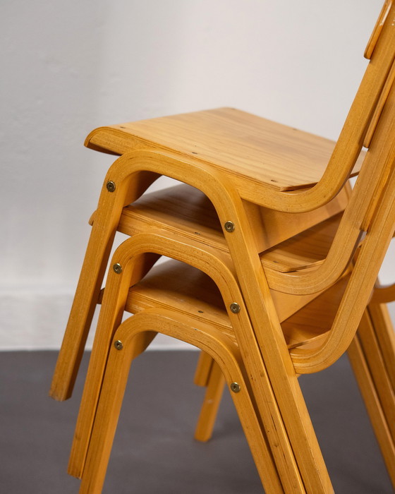 Image 1 of 3x stapelbare Schulstühle, hergestellt in Großbritannien