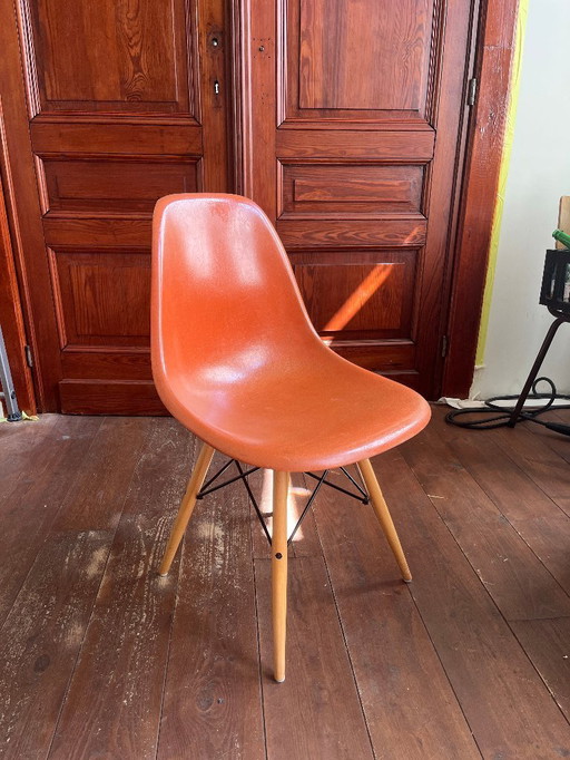 Sedia laterale arancione Vitra Eames DSW di Herman Miller (etichettata)