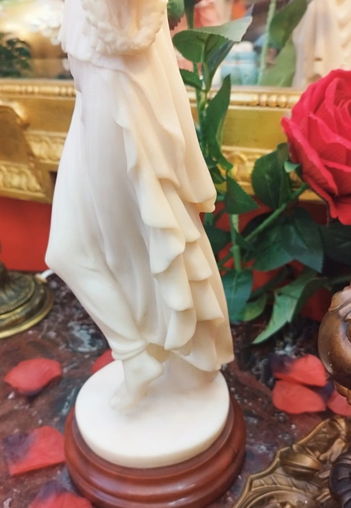 Statue der Tänzerin aus weißem Alabaster, 41 cm