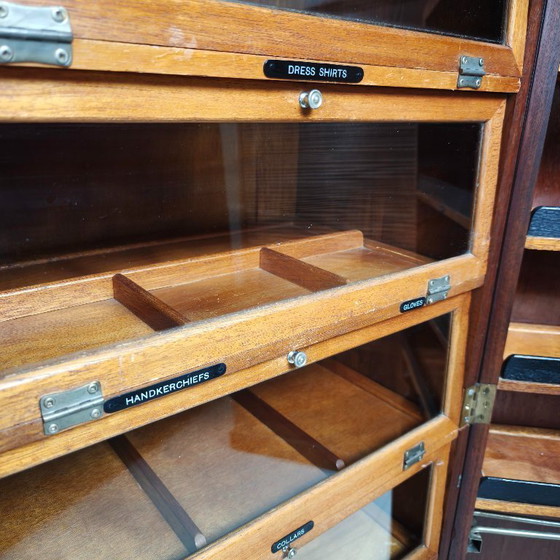 Kompakter Herrenkleiderschrank im englischen Art-Deco-Stil aus hellem Wurzelnussholz – Kleiderschränke, Wood (photo 10 of 17)