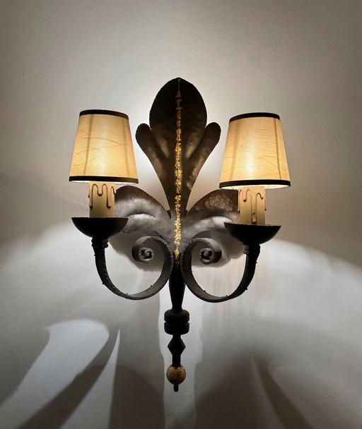 Gran aplique de pared de hierro forjado con flor de lis de la década de 1960